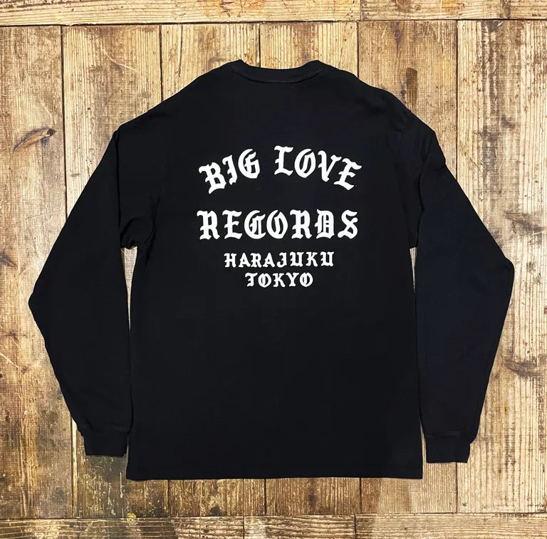 BIG LOVE“经典徽标 - 黑色 - * 采用 ECOCYCLE 制成 * 长 T 恤”
