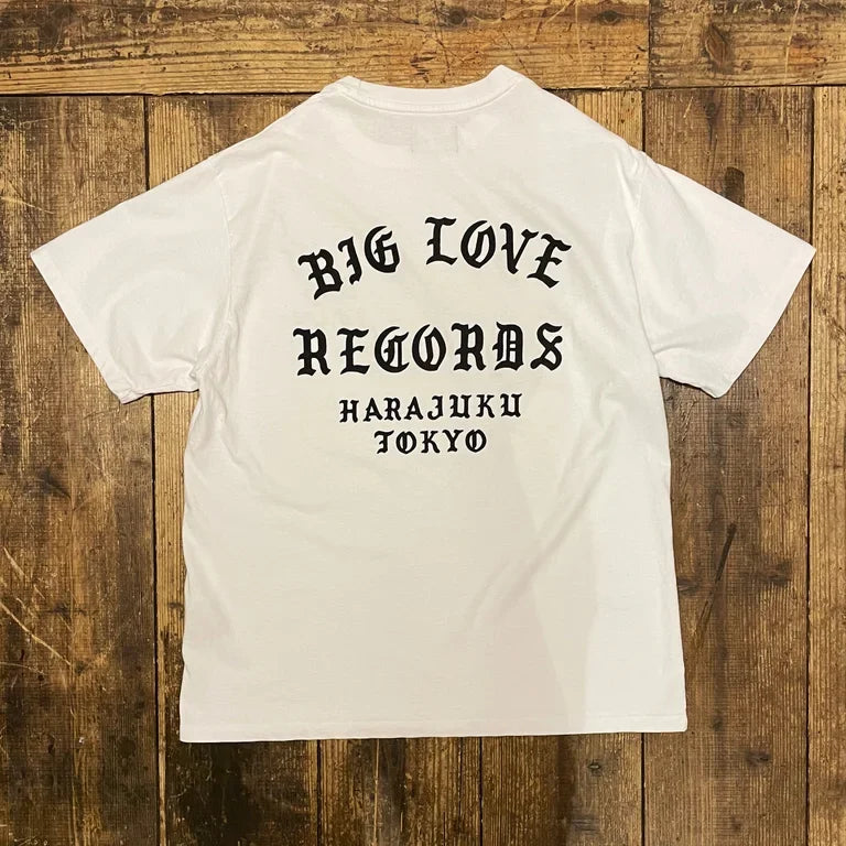 BIG LOVE“经典徽标-白色- *采用生态循环*”T 恤